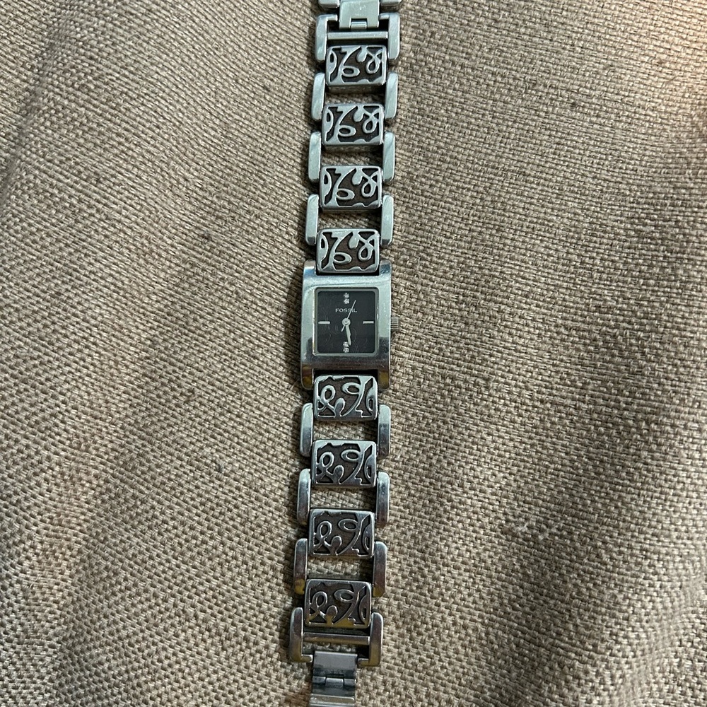 Fossil Silver Watch Timeless Elegance in Accessories